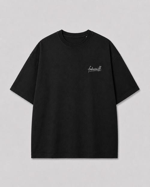 Voorkant van het zwarte A QUIET REFUSAL T-shirt, met klein fakesniff-logo op de borst