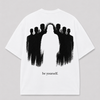 Achterkant van het witte BE YOURSELF T-shirt van FAKESNIFF, met een zwart geschilderde menigte met in het midden een lege, witte figuur, met de tekst 'be yourself.'