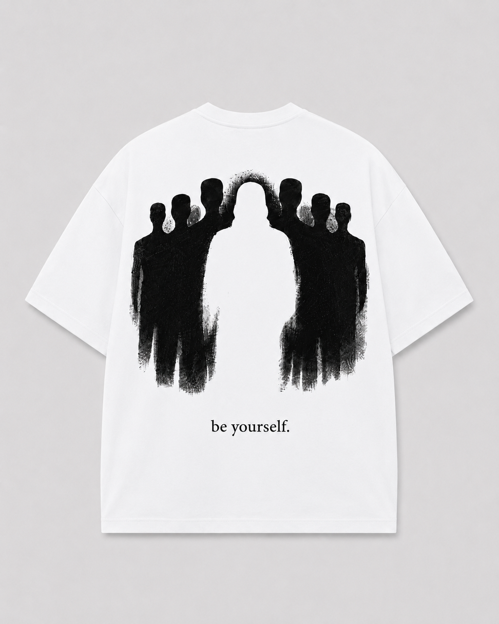 Achterkant van het witte BE YOURSELF T-shirt van FAKESNIFF, met een zwart geschilderde menigte met in het midden een lege, witte figuur, met de tekst 'be yourself.'
