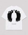 Achterkant van het witte BE YOURSELF T-shirt van FAKESNIFF, met een zwart geschilderde menigte met in het midden een lege, witte figuur, met de tekst 'be yourself.'