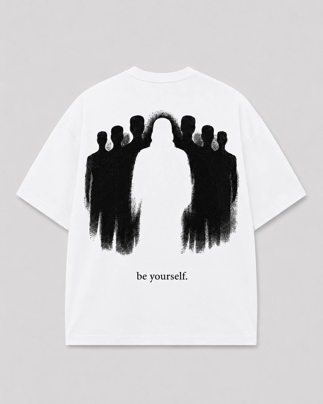 Achterkant van het witte BE YOURSELF T-shirt van FAKESNIFF, met een zwart geschilderde menigte met in het midden een lege, witte figuur, met de tekst 'be yourself.'