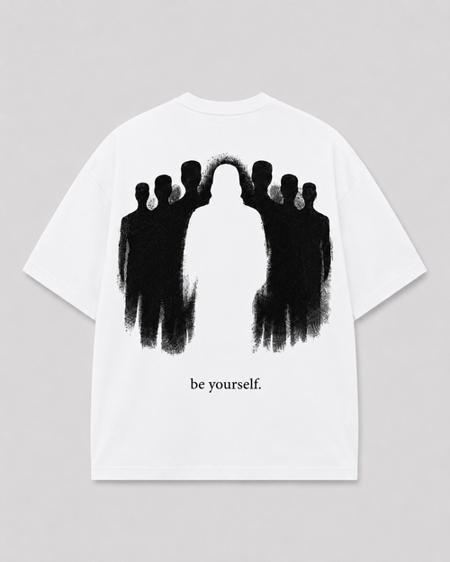 Achterkant van het witte BE YOURSELF T-shirt van FAKESNIFF, met een zwart geschilderde menigte met in het midden een lege, witte figuur, met de tekst 'be yourself.'