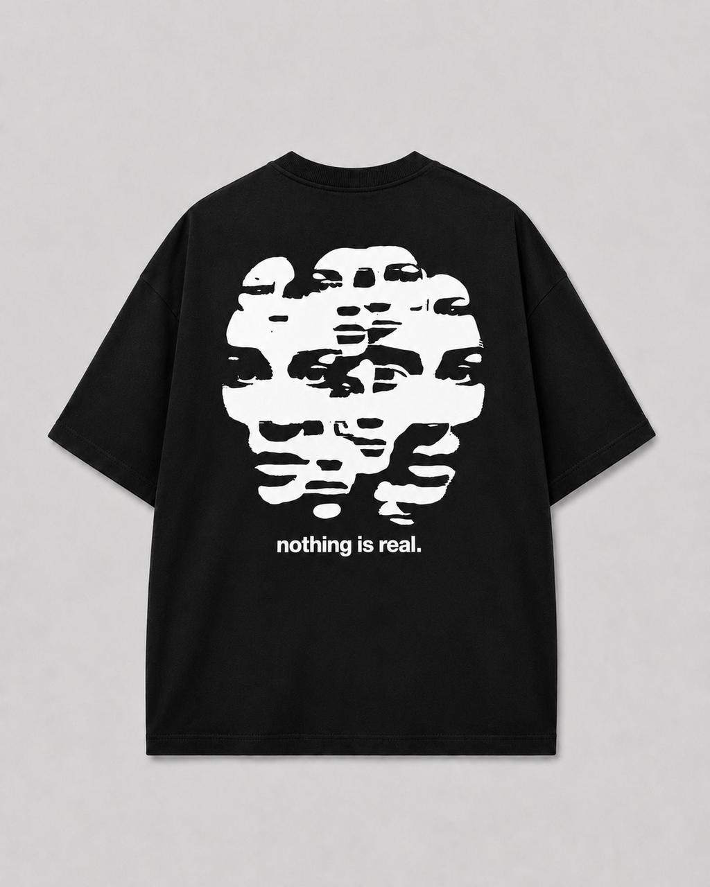 Achterkant van het zwarte NOTHING IS REAL T-shirt van FAKESNIFF, met een wit vervormd gezicht in horizontale banen, met de tekst 'nothing is real.'
