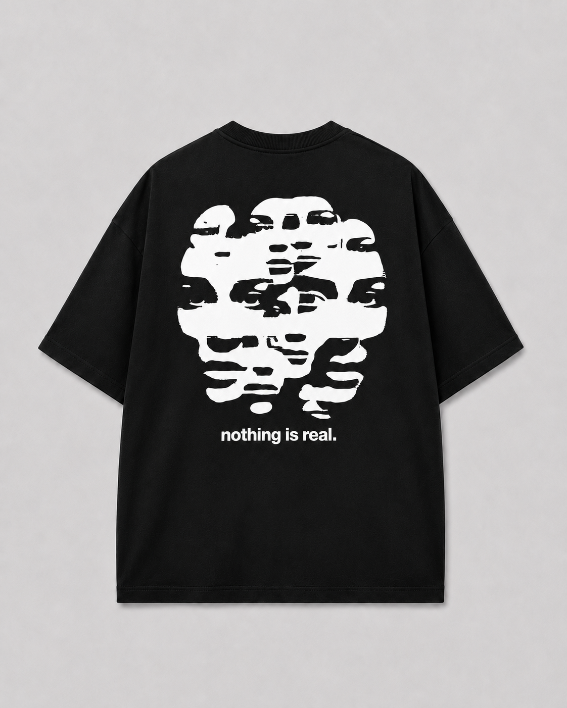 Achterkant van het zwarte NOTHING IS REAL T-shirt van FAKESNIFF, met een wit vervormd gezicht in horizontale banen, met de tekst 'nothing is real.'