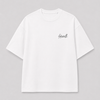 Voorkant van een wit oversized FAKESNIFF T-shirt, met klein fakesniff-logo op de borst