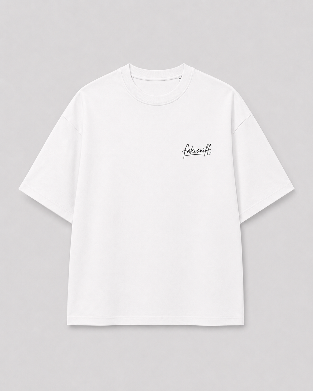 Voorkant van een wit oversized FAKESNIFF T-shirt, met klein fakesniff-logo op de borst