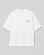 Voorkant van een wit oversized FAKESNIFF T-shirt, met klein fakesniff-logo op de borst