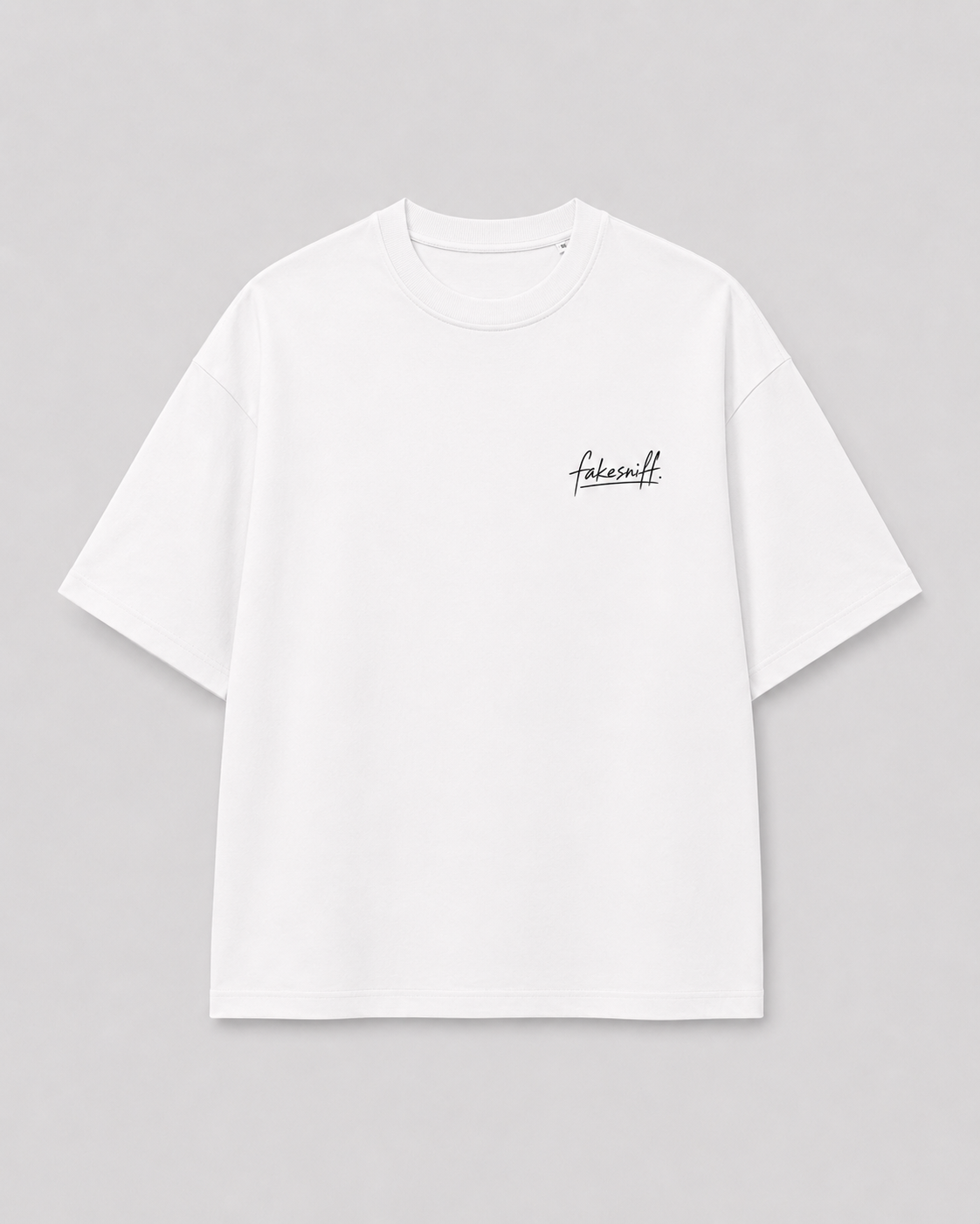 Voorkant van een wit oversized FAKESNIFF T-shirt, met klein fakesniff-logo op de borst