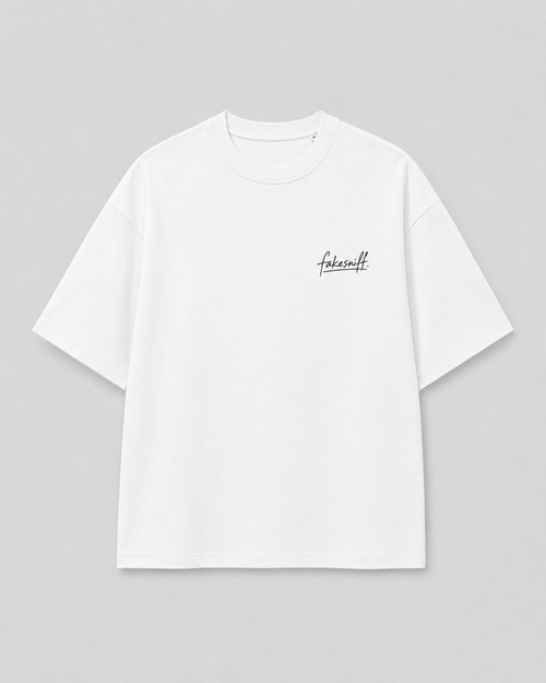 Voorkant van een wit oversized FAKESNIFF T-shirt, met klein fakesniff-logo op de borst