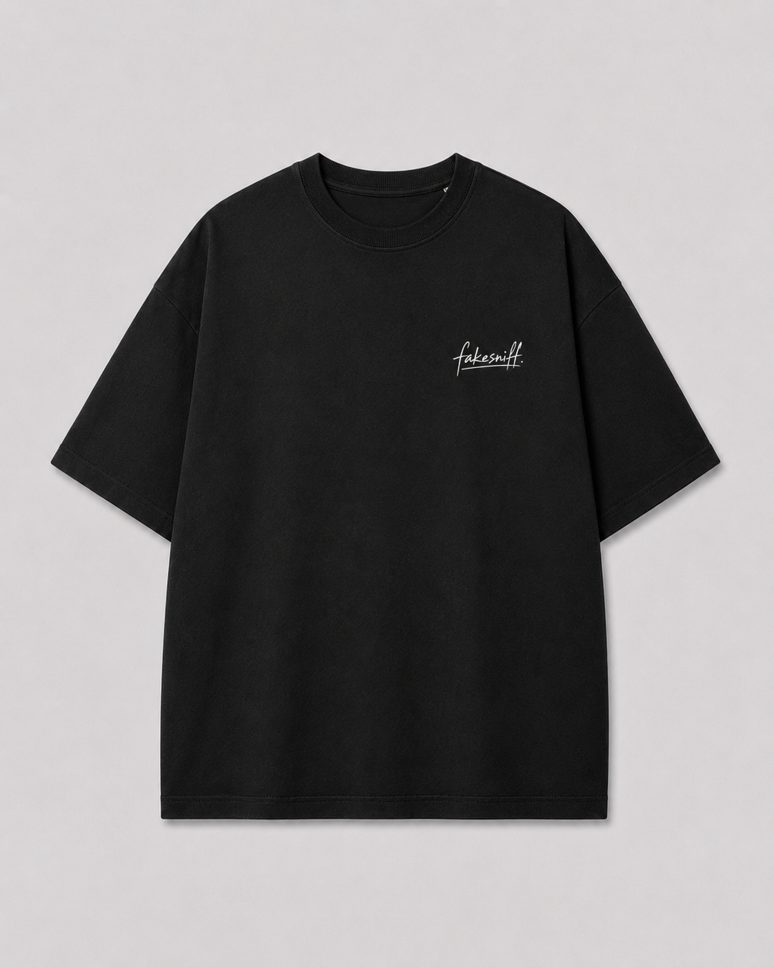 Voorkant van het zwarte NOTHING IS REAL T-shirt, met klein fakesniff-logo op de borst