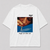 Wit oversized HIGH ON THIN AIR T-shirt van FAKESNIFF, print 'high on thin air': een vrouw snuift door een opgerold bankbiljet boven de condensstreep van een vliegtuig