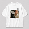 Wit oversized PABLO T-shirt van FAKESNIFF, print 'copycat': een zwarte kat naast een man met snor voor gestapelde koffiezakken
