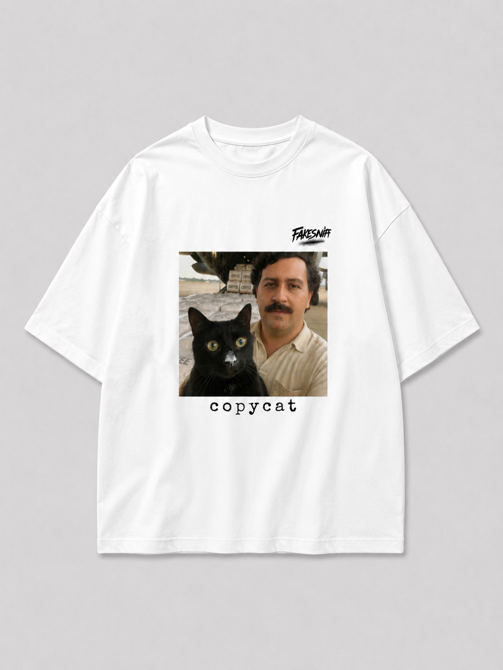 Wit oversized PABLO T-shirt van FAKESNIFF, print 'copycat': een zwarte kat naast een man met snor voor gestapelde koffiezakken
