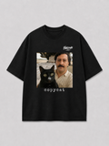 Zwart oversized PABLO T-shirt van FAKESNIFF, print 'copycat': een zwarte kat naast een man met snor voor gestapelde koffiezakken