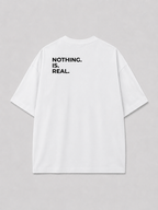 Achterkant van een wit oversized FAKESNIFF T-shirt, met NOTHING. IS. REAL. over de schouders gedrukt