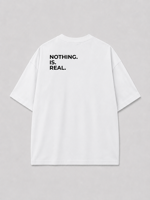 Achterkant van een wit oversized FAKESNIFF T-shirt, met NOTHING. IS. REAL. over de schouders gedrukt