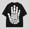 Achterkant van het zwarte A QUIET REFUSAL T-shirt van FAKESNIFF, met een grote witte opgeheven hand waarin de woorden A QUIET REFUSAL de handpalm vormen