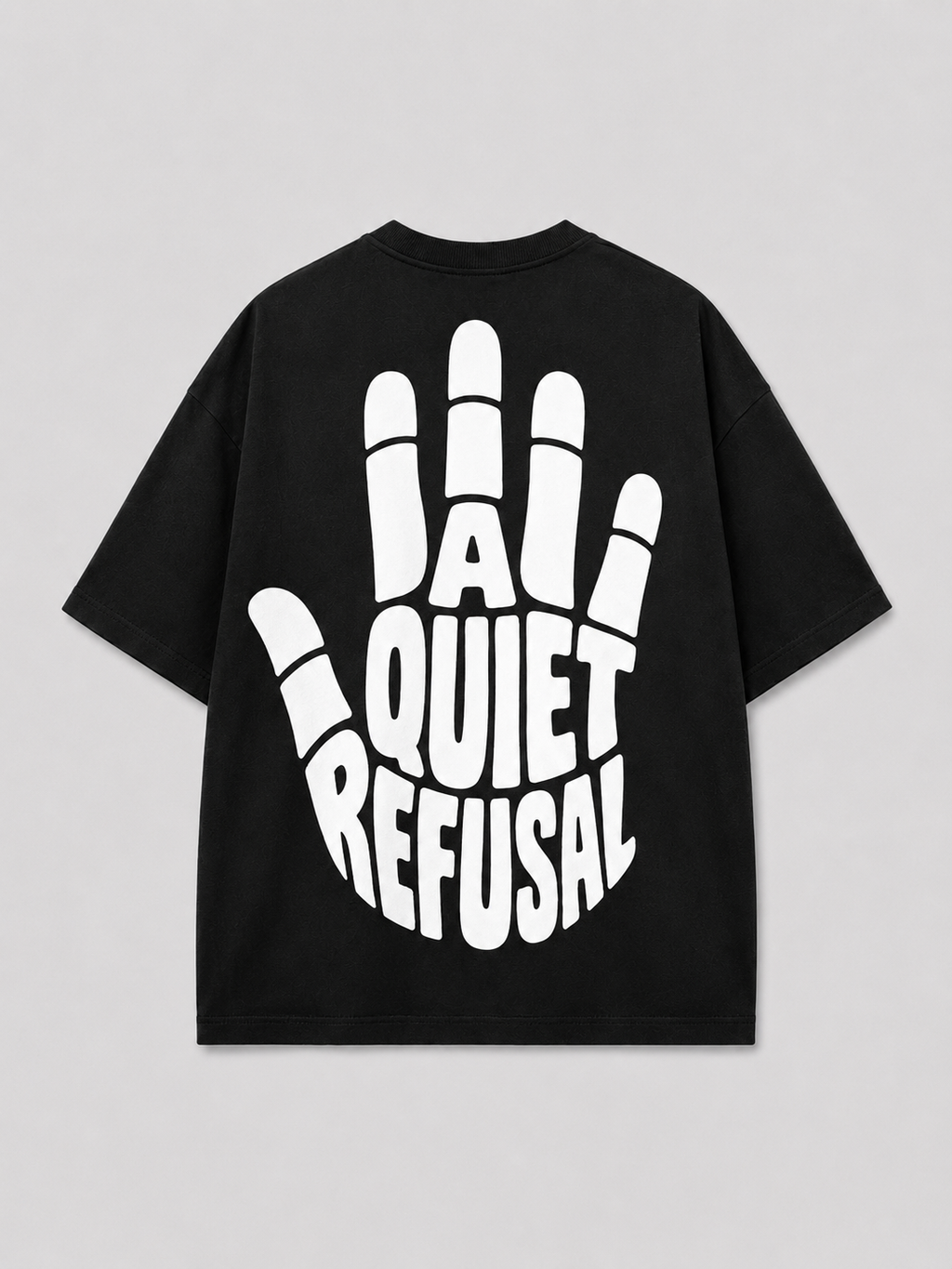 Achterkant van het zwarte A QUIET REFUSAL T-shirt van FAKESNIFF, met een grote witte opgeheven hand waarin de woorden A QUIET REFUSAL de handpalm vormen