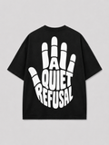 Achterkant van het zwarte A QUIET REFUSAL T-shirt van FAKESNIFF, met een grote witte opgeheven hand waarin de woorden A QUIET REFUSAL de handpalm vormen