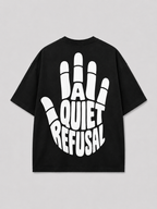 Achterkant van het zwarte A QUIET REFUSAL T-shirt van FAKESNIFF, met een grote witte opgeheven hand waarin de woorden A QUIET REFUSAL de handpalm vormen