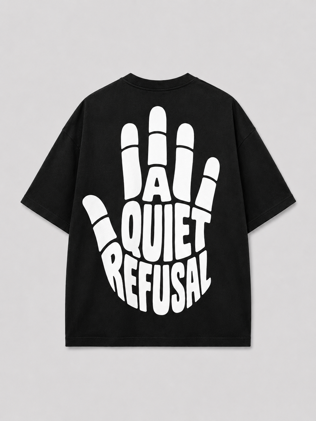 Achterkant van het zwarte A QUIET REFUSAL T-shirt van FAKESNIFF, met een grote witte opgeheven hand waarin de woorden A QUIET REFUSAL de handpalm vormen